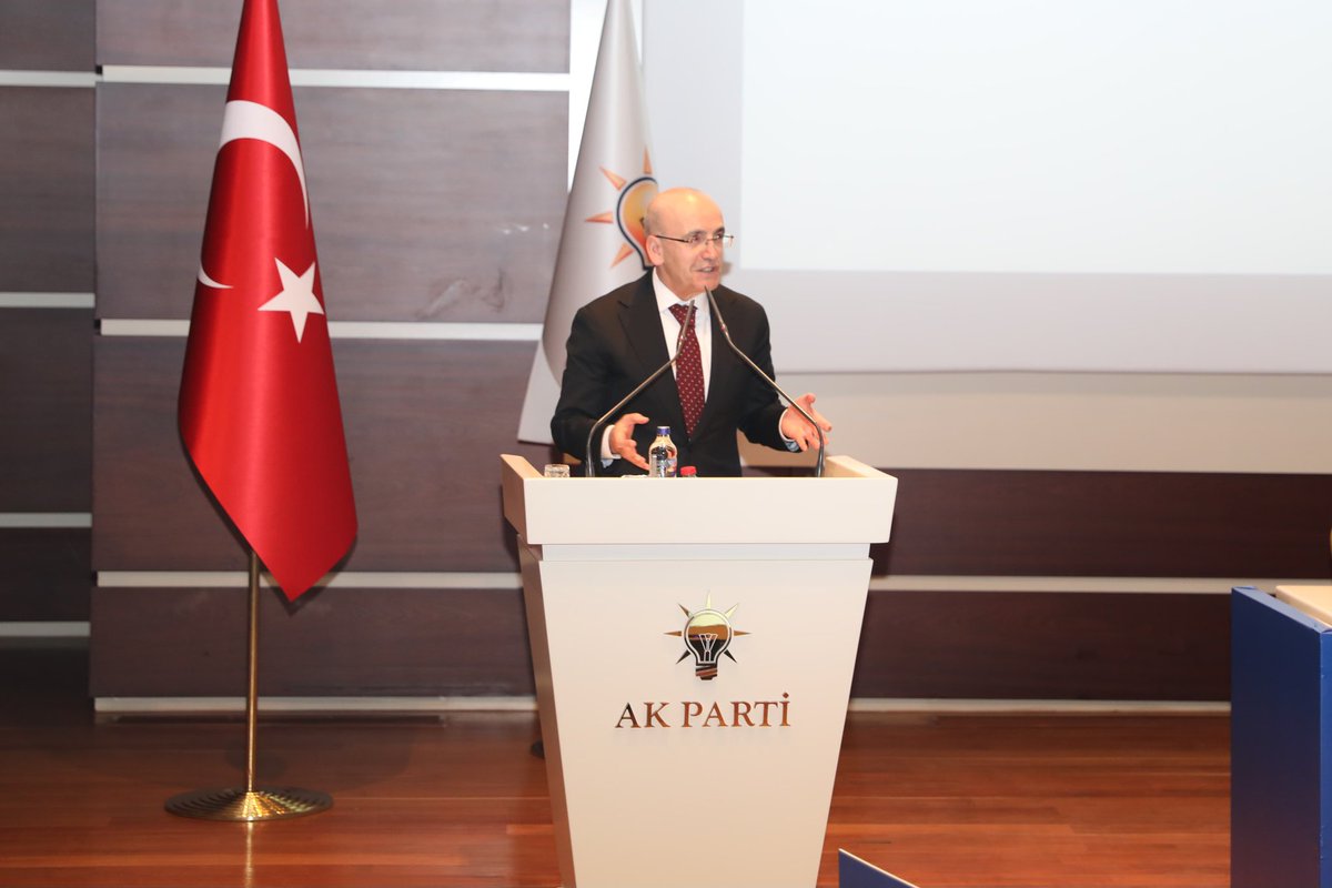 avhalilatasoy's tweet photo. AK Parti Ankara İl Başkanlığımızca düzenlenen Ekonomi İstişare ve Değerlendirme Toplantısı’nda, Hazine ve Maliye Bakanımız Sayın @memetsimsek ’in ekonomi gündemine dair değerlendirmelerini ve sunumlarını dinledik.

Türkiye’nin ekonomik hedeflerini; sahadan gelen görüşler, tecrübeler ve ortak akılla ele aldığımız verimli bir istişare oldu.