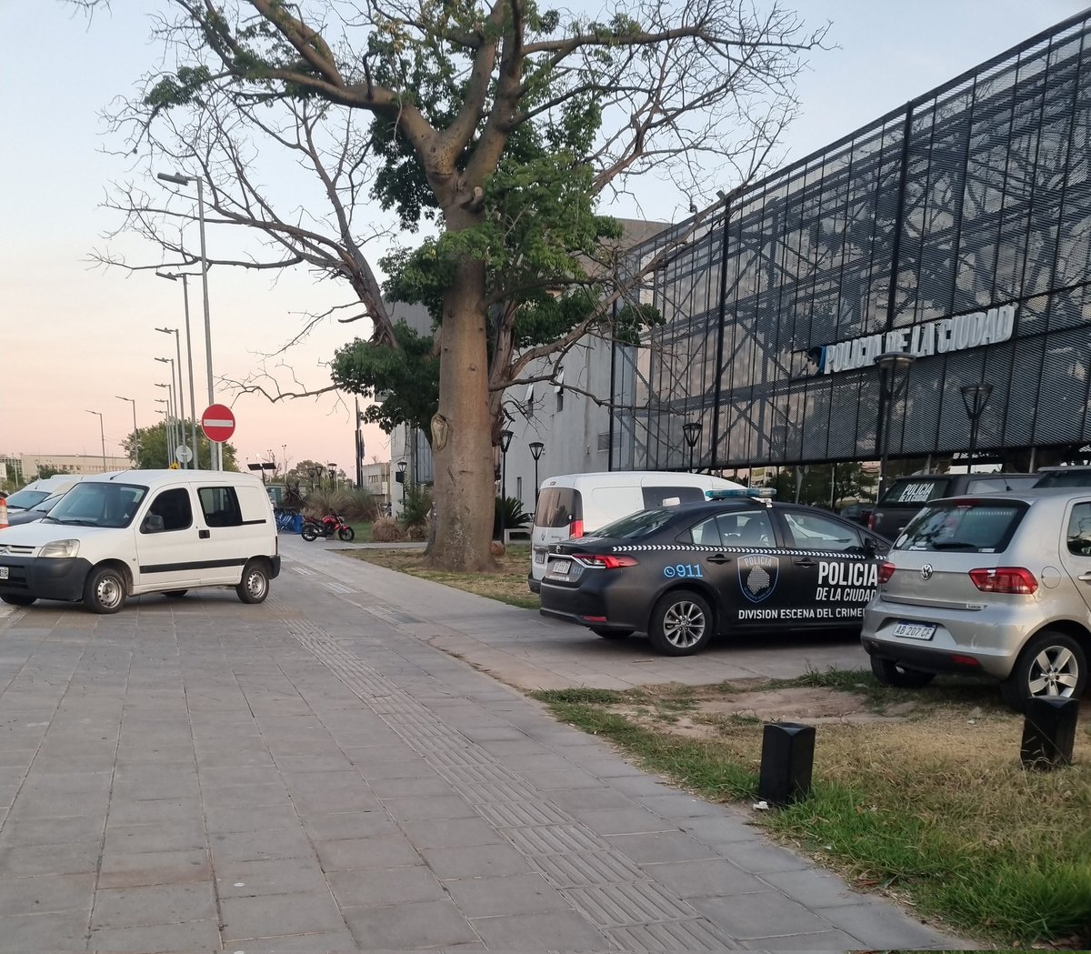 Hola <a href="/ibaistrocchi/">Ignacio Baistrocchi</a> <a href="/gzinny/">Gabriel Sánchez Zinny</a> miren el estado de la vereda comuna 8 Barrio Olímpico porque la usan de estacionamiento. Necesitamos intervención inmediata 23 de junio entre Cabrera y Zorrilla. Gracias!