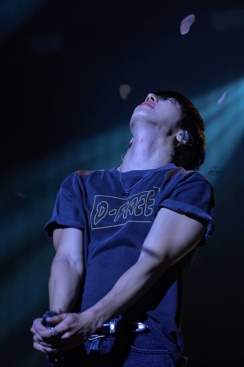 Lennn_622's tweet photo. 2025 JUNG YONG HWA D-FREE LIVE ‘Director’s Cut : After The Credit’
Shall we go back 🥺🪄
#정용화
#JUNGYONGHWA https://t.co/Qrnenwj9Ac