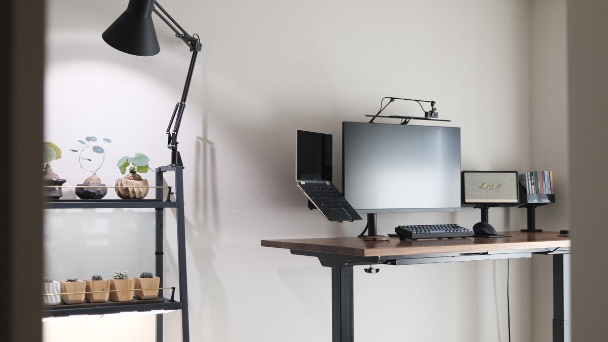 ダイニングから眺めるデスク部屋
暗い青系、鈍い金属光沢があるものが好きです

シンプルだった年末ごろのセットアップで
便乗させてもらいます...

#Mydeskroom
#desksetup