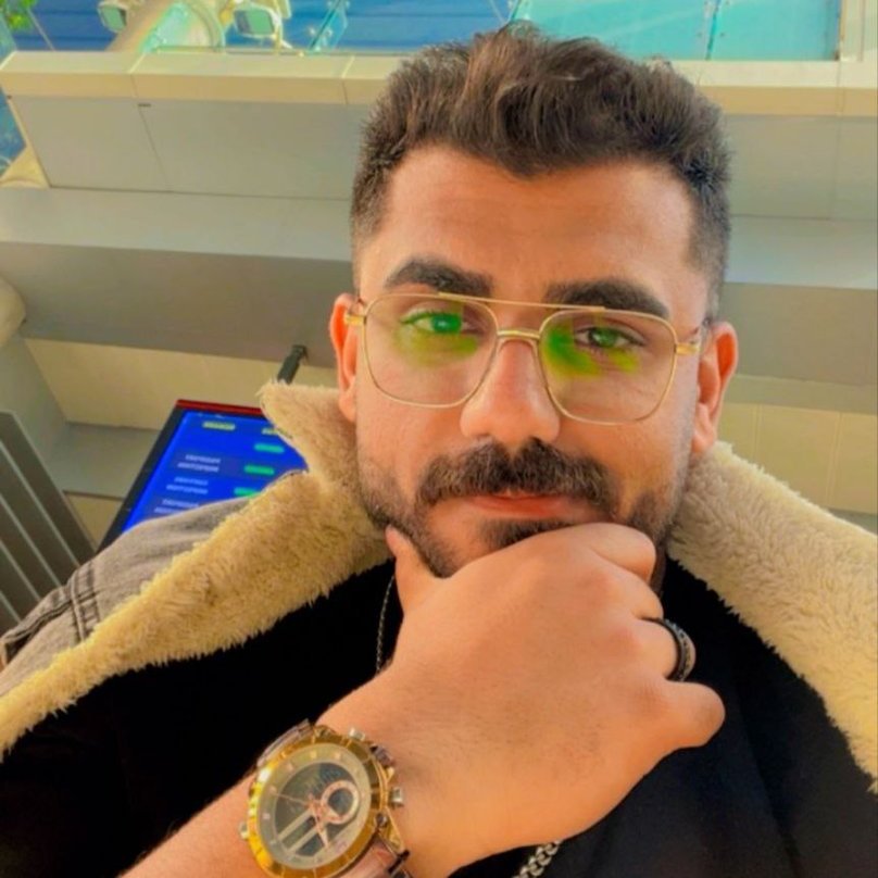 ellay_ve's tweet image. میلاد موثقی، ۲۴ ساله، بعد از حضور در اعتراضات شناسایی شد و ۱۹ام توی زرین‌دشت فارس بازداشتش کردن. از همون موقع هیچ خبری ازش نیست. دادگاه شیراز هم به خانواده‌اش جواب نمی‌ده و فقط گفتن «حکم اعدام گرفته، برین برای جنازه‌ش بیاین».
بی‌خبری یعنی خطر.  میلاد موثقی کجاست؟
Milad Moteghi,…