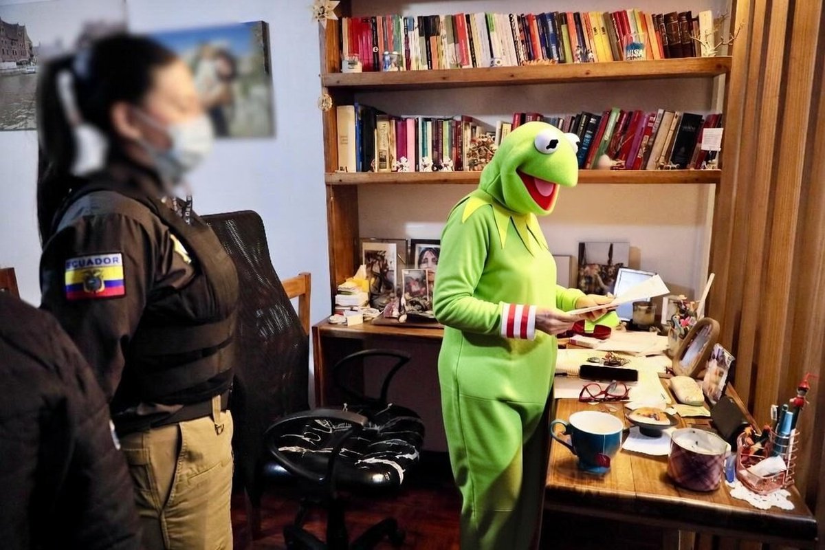 La Rana René revisando los recibos de la Caja Chica...
 'Mil veces rana que sapo', pero mil veces más allanada que honesta.
🐸💸