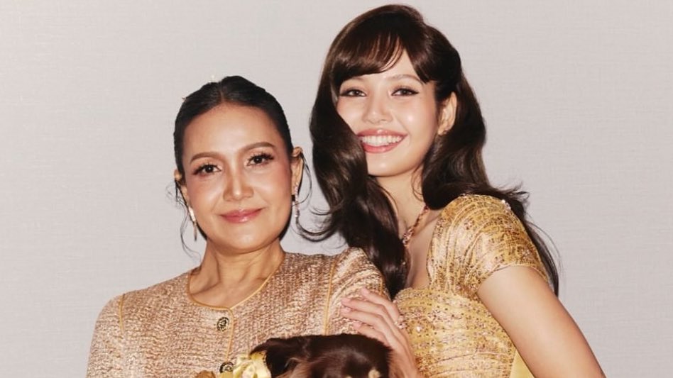 lalisahourIy's tweet image. lisa and her mom are literally the cutest