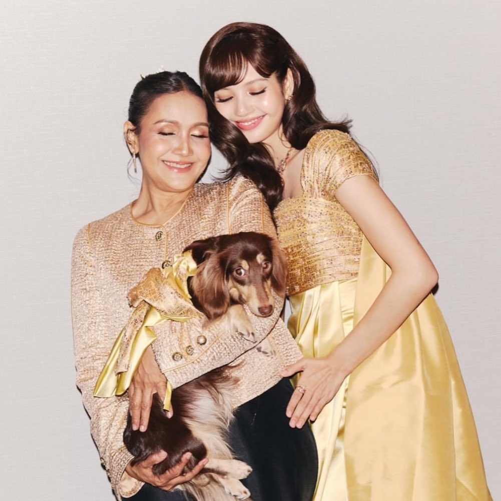 lalisahourIy's tweet image. lisa and her mom are literally the cutest