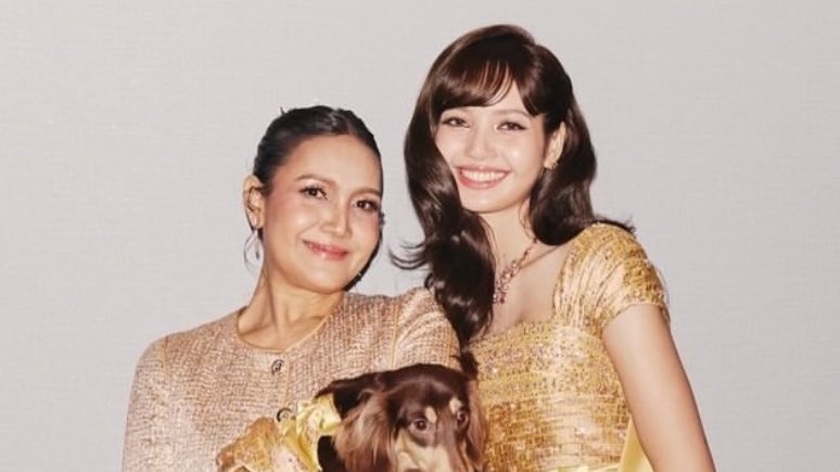 lisa and her mom are literally the cutest