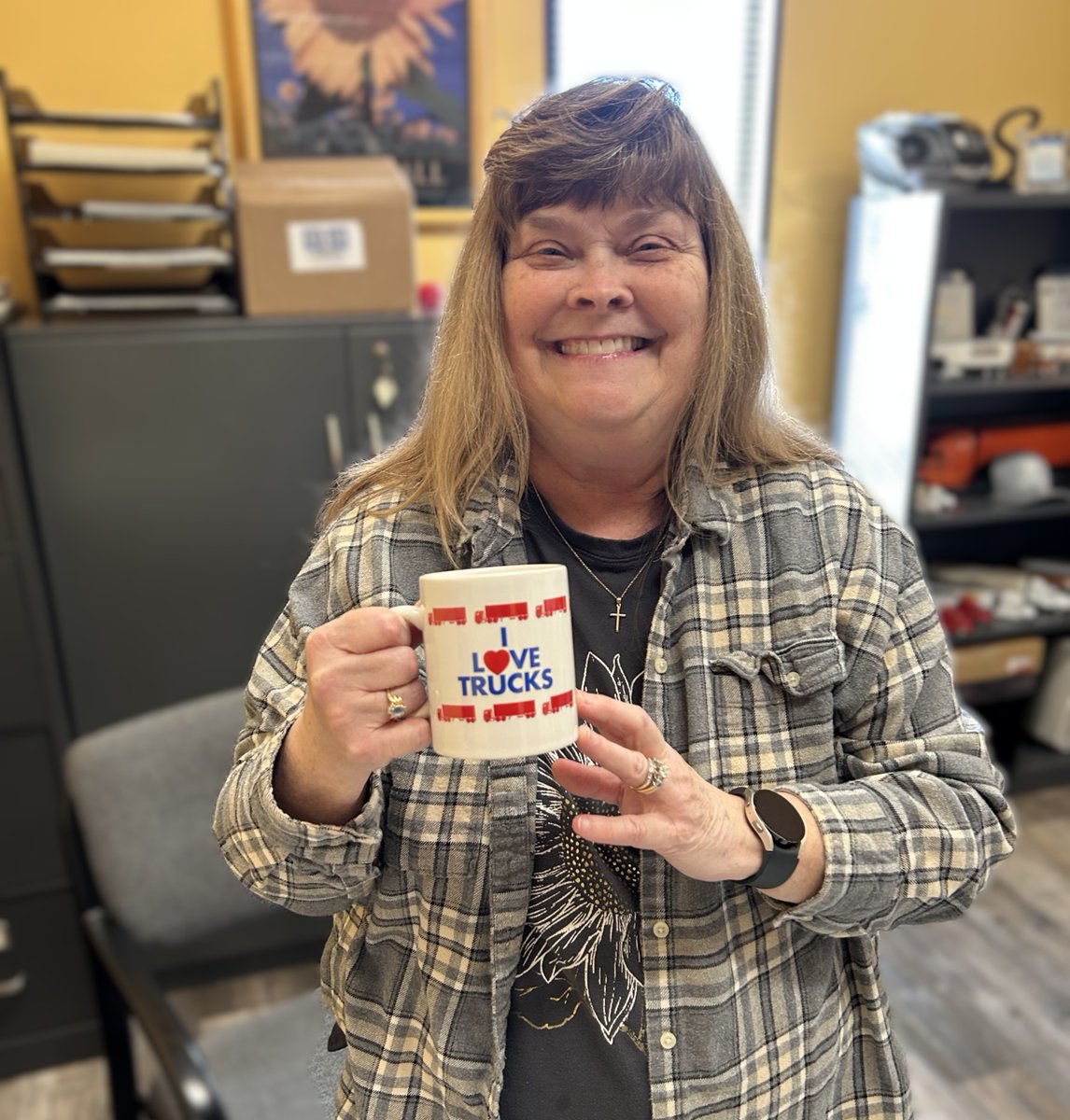 CreteCarrier's tweet photo. Good morning #CreteFam! Regional Sales Manager Steven Plummer had a nice visit with the folks at Hill's Pet Nutrition in Richmond, Indiana--including Karen Dunham in transportation. Does anyone recognize the vintage Crete Carrier mug? #trucking #trucker #supplychain https://t.co/cTqpBKrYX0