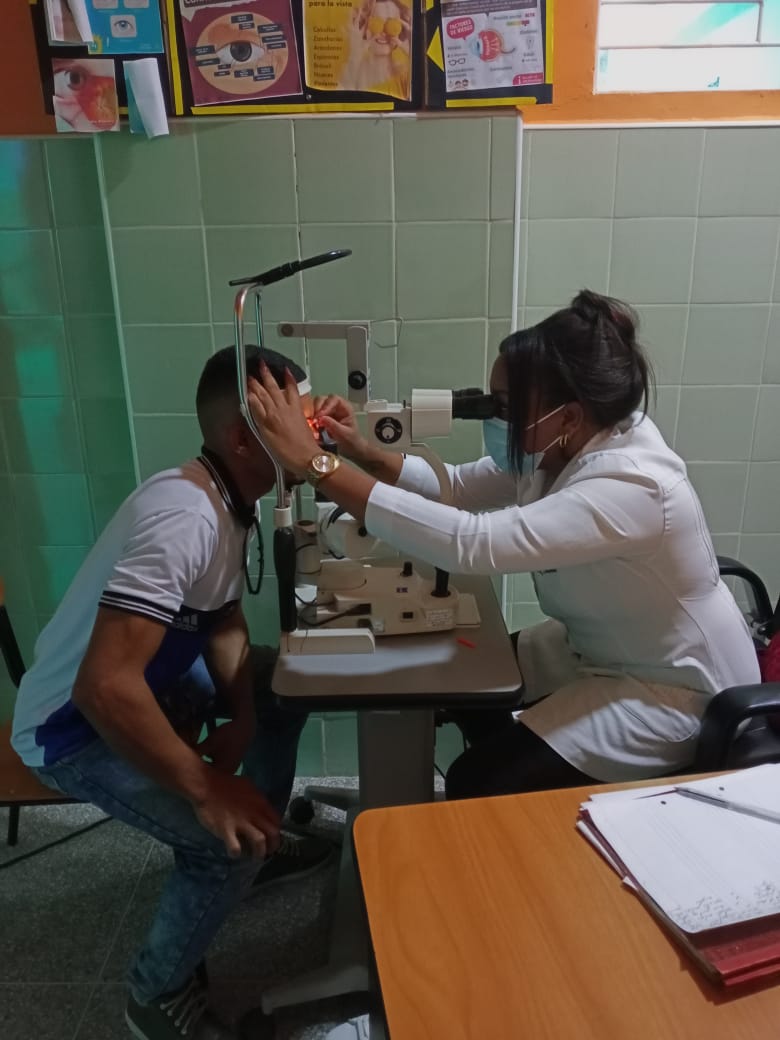 La Dra. Layne Alba Zayas devuelve la luz y la alegría al pueblo de #Portuguesa. 👁️✨ Desde el CDI "Walter Shultz", su atención oftalmológica es ejemplo de cariño, ética y hermandad. ¡Orgullo de nuestra Brigada Médica! 🇨🇺🇻🇪 #CubaPorLaVida #CubaCoopera