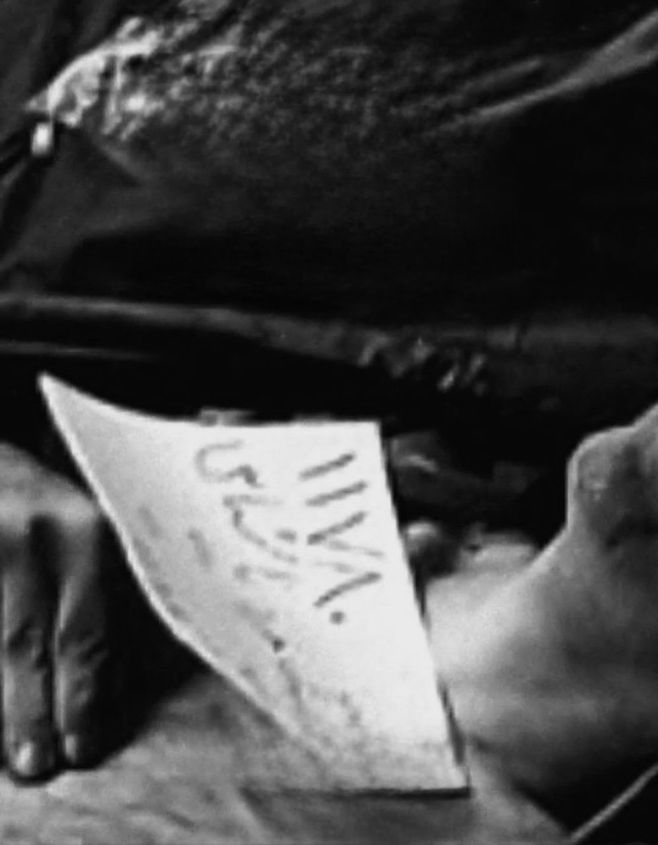 بگذار من آشنای تو باشم عزیزم؛ ۱۱۷۸۰ — ناشناس

«گورت کجاست تا ابریشمی از کلمات بر آن بریزم!»