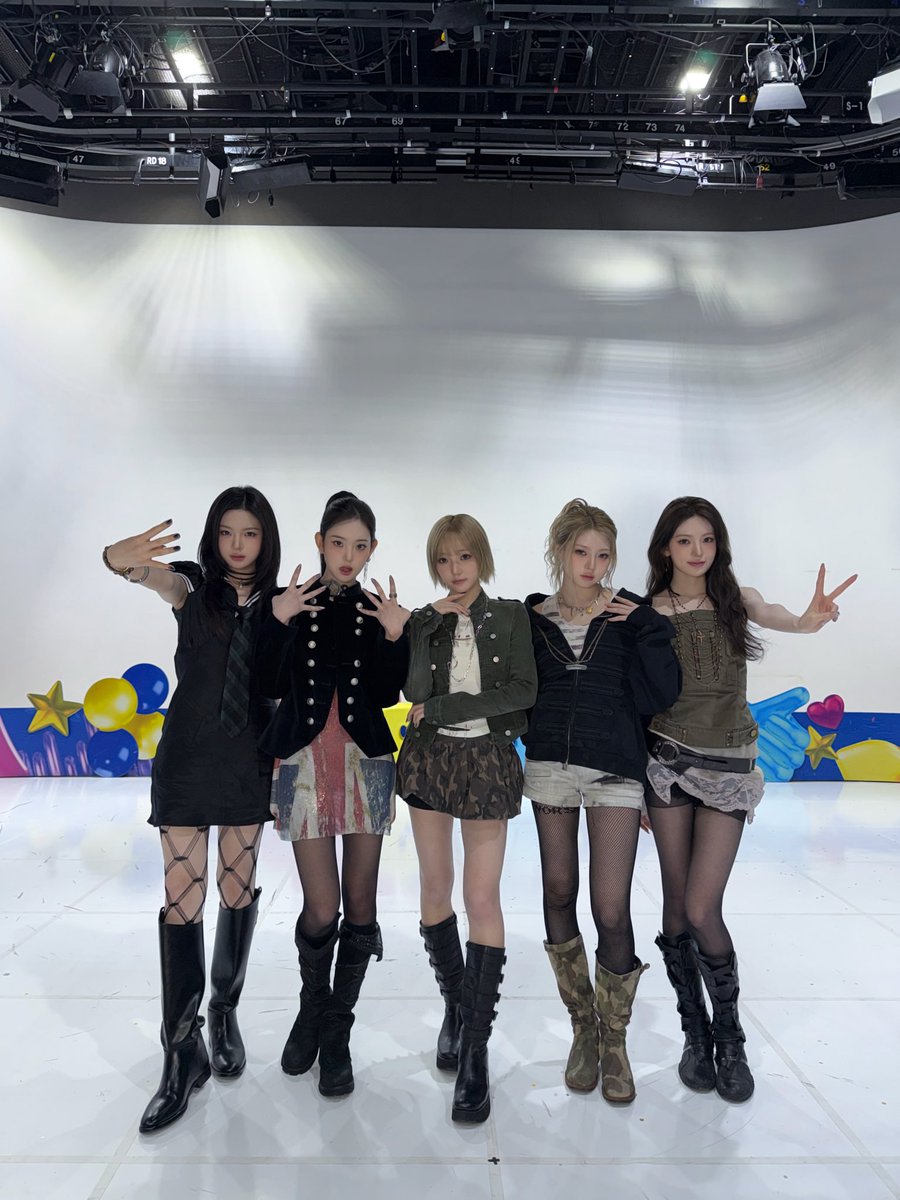 We_KiiiKiii's tweet image. [📸]
260129 #Mnet #엠카운트다운  

기다리던 404 (New Era) 첫방!!✨
이번 활동도 달려보자 티키들💙

#KiiiKiii #키키
#404_NewEra #404_뉴에라 #DeluluPack 
#KiiiKiii_404_NewEra #KiiiKiii_DeluluPack