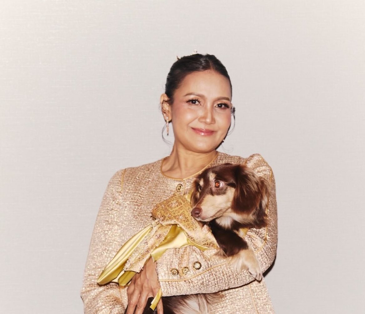 คุณแม่ ลิซ่า และLola🥹 นอกจากลิซ่าจะสวยได้คุณแม่มาเยอะแล้ว รอยยิ้มก็สวยถอดมาจากคุณแม่เลยค่ะ คุณแม่คุณลูกบ้านนี้สวยกันมาก🥺🤍