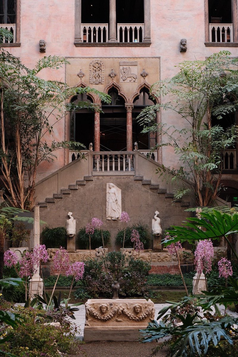 luusssso's tweet image. The courtyard of the Isabella Stewart Gardner Museum in Boston is absolutely phenomenal