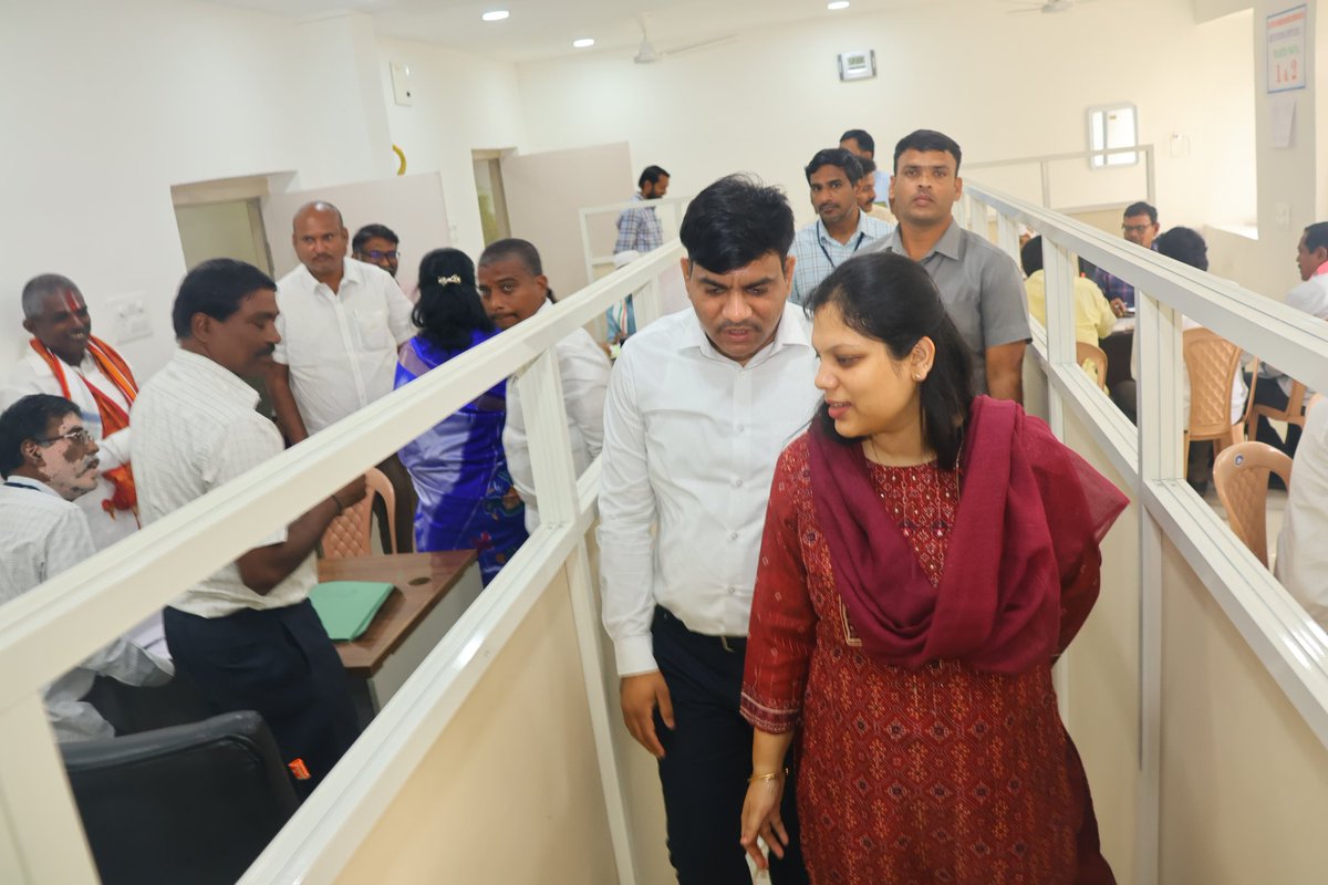 Collector_KNR's tweet photo. మున్సిపల్ ఎన్నికల నామినేషన్ ప్రక్రియలో భాగంగా కరీంనగర్ మున్సిపల్ కార్పొరేషన్ కార్యాలయంలో ఏర్పాటు చేసిన నామినేషన్ కేంద్రాలను జిల్లా కలెక్టర్ పమేలా సత్పతి మున్సిపల్ కమిషనర్ ప్రపుల్ దేశాయ్ తో కలిసి పరిశీలించారు.
      ఎన్నికల కమిషన్ మార్గదర్శకాలను విధిగా పాటిస్తూ నామినేషన్ల స్వీకరించాలని అన్నారు. వార్డుల వారీగా నామినేషన్ల వివరాలు రిజిస్టర్లలో  నమోదు చేయాలని, టీ పోల్ యాప్ లో అప్లోడ్ చేయాలని తెలిపారు. సందేహాలు ఉంటే ఉన్నతాధికారులతో నివృత్తి చేసుకోవాలని సిబ్బందికి సూచించారు.
@TelanganaCMO
@TelanganaCS
@IPRTelangana
@PIBHyderabad
@eci
@ECISVEEP