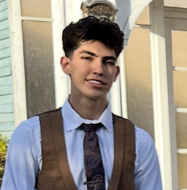 پیامای زیادی می‌گیرم که درخواست می‌کنن بیشتر از شروین باقریان بنویسیم چون واقعا جونش در خطره و خانواده‌ش میترسن اعدام بشه.
از شروینِ ۱۸ ساله بگید بچه‌ها که در چنگ زالو علی خامنه‌ای اسیره.

#شروین_باقری