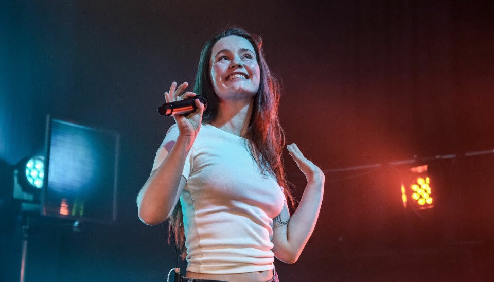 PortalSigridBr's tweet photo. A morena tá viva!!! Ontem em Oslo, Sigrid deu início a turnê do seu novo álbum TAMTICS. O show contou com a presença de seus pais na plateia e a participação especial de sua amiga
Fay Wildhagen ❤️

Fotos por Fashion Steinkjer/Julie K Reinertsen https://t.co/IrBTVWRDqc