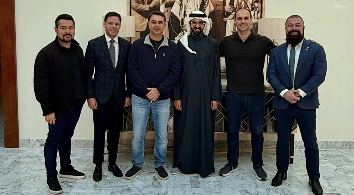FlavioBolsonaro's tweet image. Acabo de chegar ao Bahrein para uma agenda de reuniões importantes voltadas ao diálogo institucional, à cooperação internacional e à troca de experiências em temas estratégicos. Como senador e agora pré-candidato, sigo convicto de que o Brasil precisa plantar as sementes certas e…