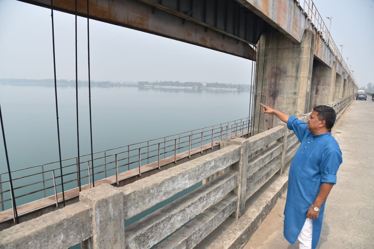 କଲମା ବ୍ୟାରେଜ ଉପରେ ଛିଡାହେଲେ ଆପଣ ଦୁଇଟି ଦୃଶ୍ୟ ଦେଖିବେ ମହାନଦୀର l
ଛତିଶଗଡ଼ ପଟେ ସମୁଦ୍ରର ଭ୍ରମ ଓ ଓଡିଶା ପଟେ ମରୁଭୂମି ର ଭ୍ରମ l
କେତେଦିନ ଏହାକୁ ସହିବେ ଓଡ଼ିଶାବାସୀ?
#savemahanadi 
#saveriver