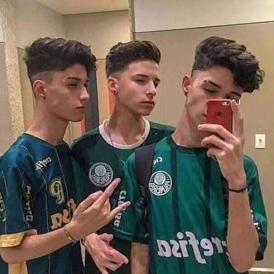 fachopxt's tweet image. "você não tem personalidade"

no fone: veigh
jogador favorito: cr7
clube europeu favorito: real madrid
marca: nike 
corte de cabelo: low fade

repete que eu n tenho personalidade agora porra 🖕🏻🔥