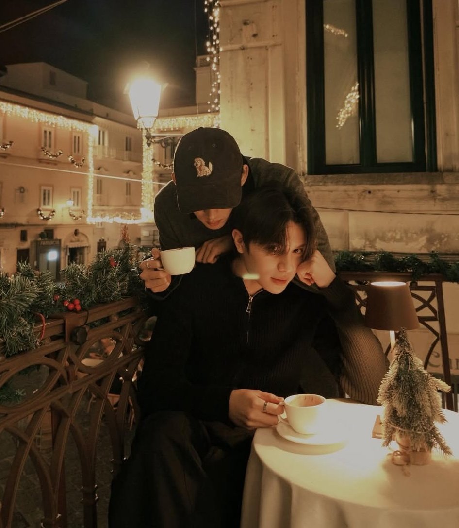 appch__'s tweet image. 🦈 The 6th slide omg
พี่โก้ : นึกว่ารูปสุดท้าย อ่อ กลางเลย
พี่จักร : นี่ถ่ายไป ก็เขิลไป ห๊าาาา !!!
พี่อ้น : กาแฟไม่ขมเลยเน๊อะ

โดนแซวฉ่ำ เข้าใจเลยที่บอกว่าเป็นทริปที่ดีที่สุดของปี 😌😌😌😌😌😌😌😌😌

#WilliamEst