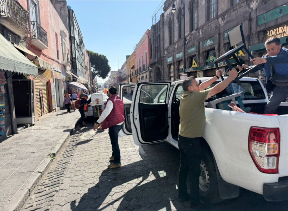 Operativo contra el apartado ilegal de lugares en vía pública, permanente: Franco Rodríguez tinyurl.com/z9rhvffj

#Puebla #Seguridad #Vialidades <a href="/PueblaAyto/">Puebla Gobierno de la Ciudad</a> <a href="/SSC_Pue/">SSC Puebla</a>