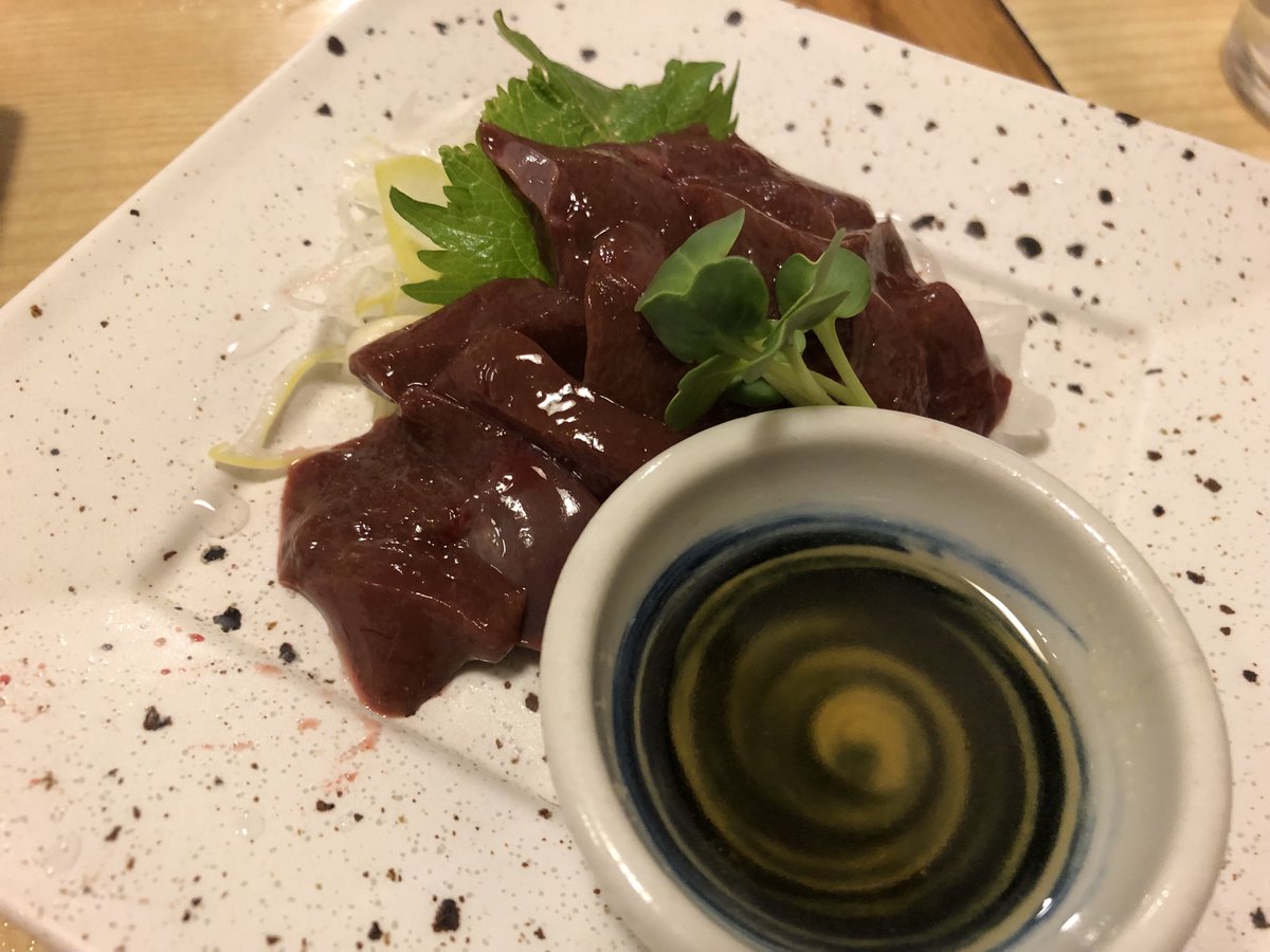 今日は1人飯で飯坂町にある、餃子の『照井』に行ってきました。相棒は娘さんの送り迎えがあるので1人寂しくです。
餃子は円盤（22）個は食べれないので半分にしました。それとホルモン炒め。コレ、最高です。レバ刺しとラーメン。お腹もいっぱいになりました。やっぱり餃子は照井が好きです。