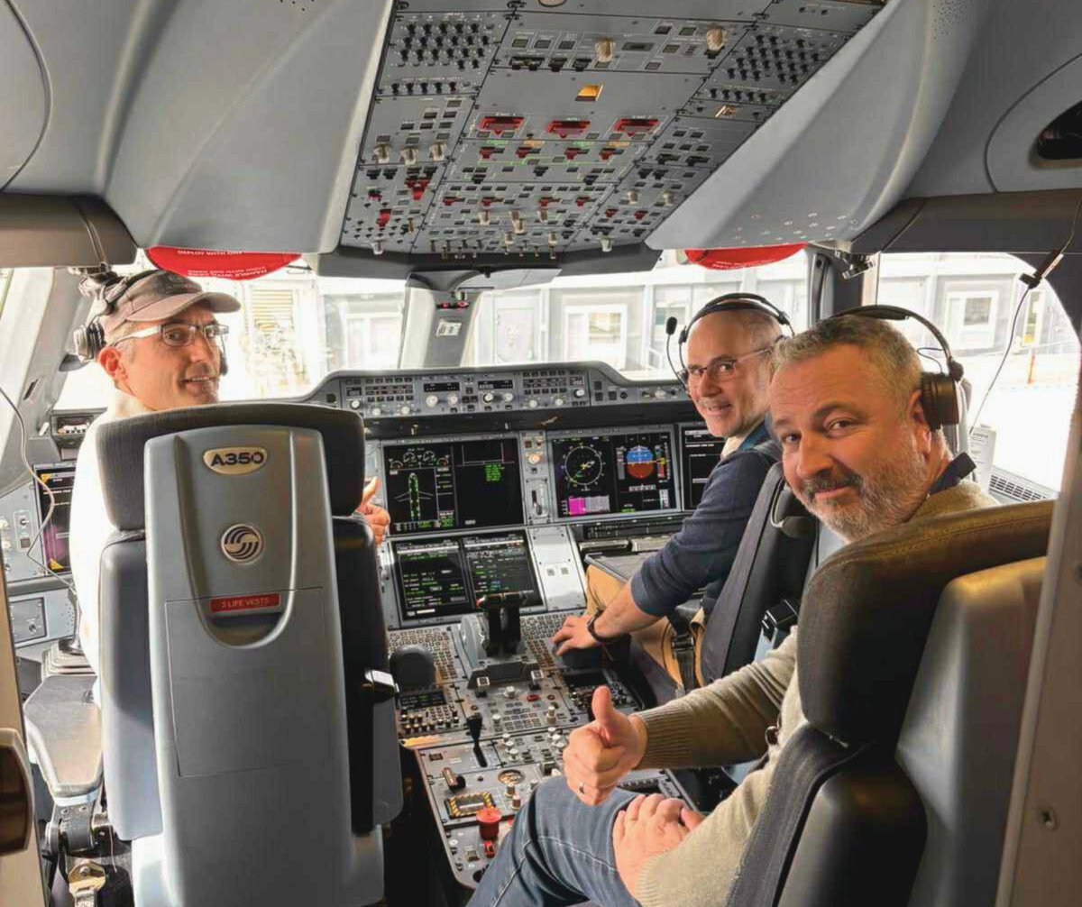 Airbus's tweet image. There she goes! ✈️ The #A350-1000 has taken off and is en route to #SingaporeAirshow2026. Track our Long Range Leader live: fly.airbus.com/A350-1000-Sing…