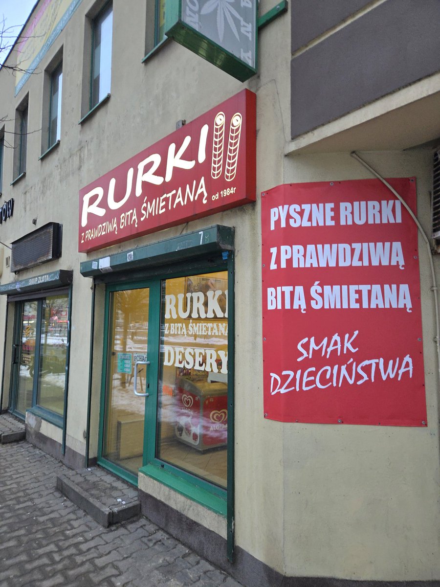 papierowa_wawa's tweet photo. Po wizycie Książula dwa lata temu były tu kolejki, media i tabuny instaludzi. Dziś ostały się ino rurki. Melduję, że są równie smaczne jak w 2023 i równie skutecznie osładzają wolskie spacery 🙂 
Pawilony przy ulicy Wolskiej 👈 https://t.co/1zjbjXq05B