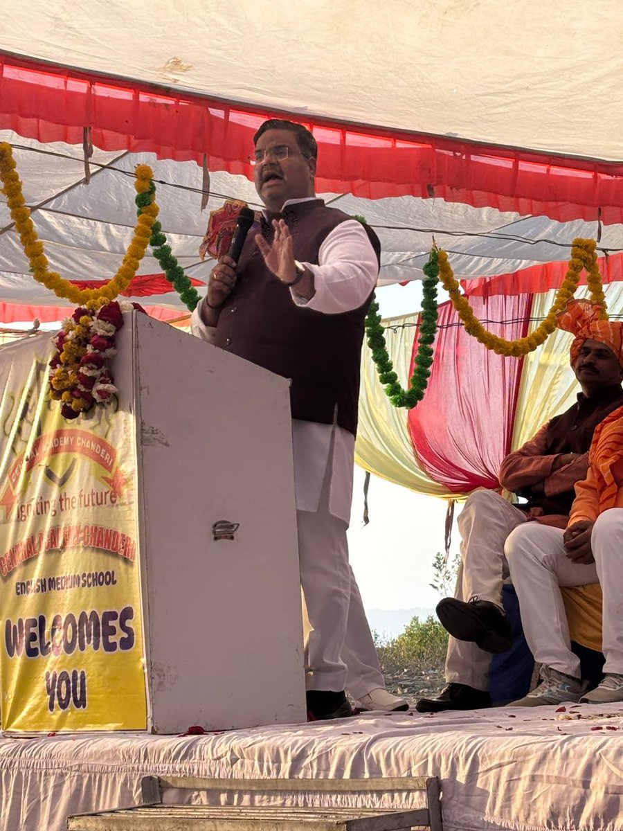 alok_tiwari28's tweet photo. #चंदेरी_जौहर_दिवस के अवसर पर खंगार क्षत्रिय समाज द्वारा आयोजित दीपदान और पुष्पांजलि कार्यक्रम में मुख्य अतिथि के रूप में सम्मिलित हुआ।

हजारों वीरांगनाओं का शौर्य , साहस, बलिदान तथा उनकी गौरव गाथाओं को जन जन के ह्रदय में अंतर्निहित करने वाले अपने विचार व्यक्त किए। https://t.co/QMpqgZ4Ggs