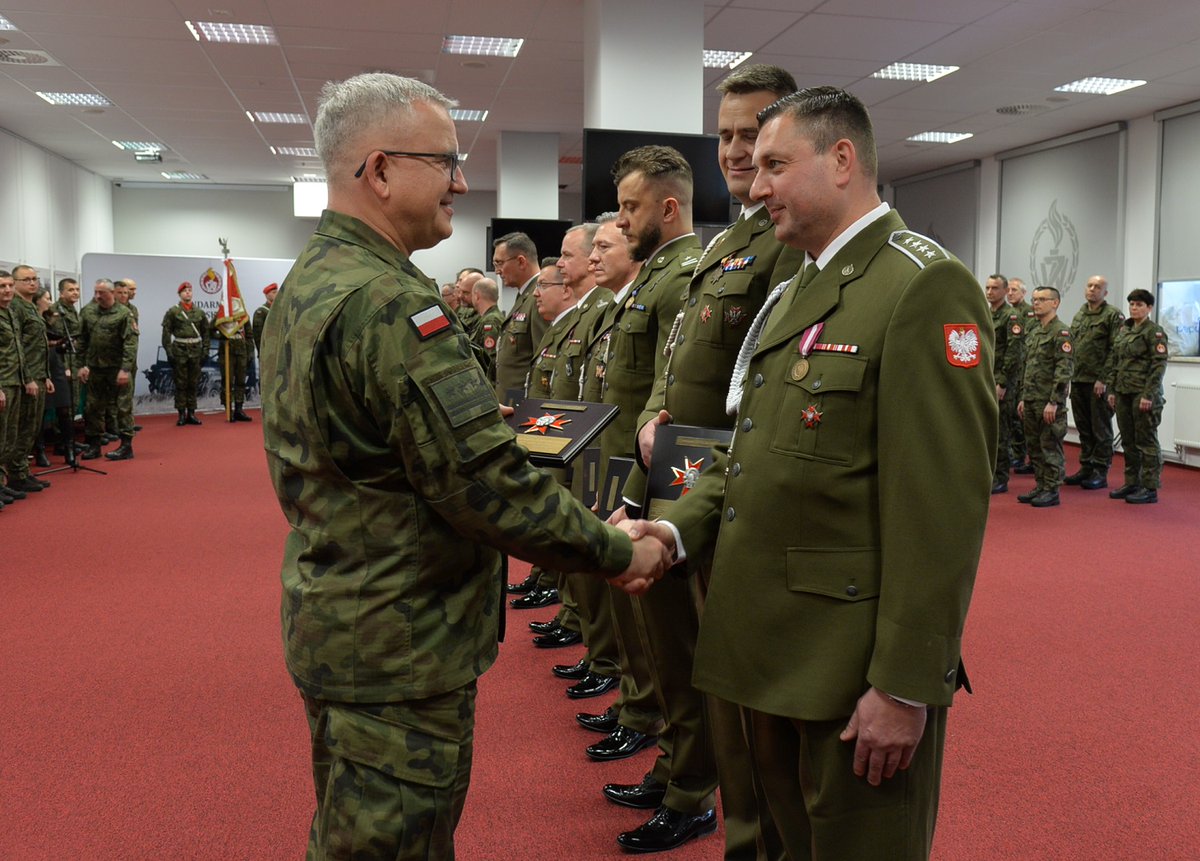 Zandarmeria's tweet image. Podczas rocznej odprawy rozliczeniowo-zadaniowej kierowniczej kadry @Zandarmeria Komendant Główny Żandarmerii Wojskowej płk Tomasz Kajzer pożegnał żołnierzy kończących zawodową służbę wojskową.