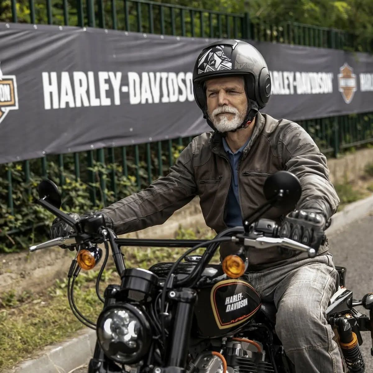 pan Chochala píše: je (ne)vtipným paradoxem, že jestli by Motoristům měl být nějaký politik sympatický, tak Petr Pavel.
Chlápek co si na nic nehraje, rád jezdí jen tak pro radost na silné motorce, ve volném čase nosí džíny, působí mužně a že testosteron mu nechybí, ke zbraním má