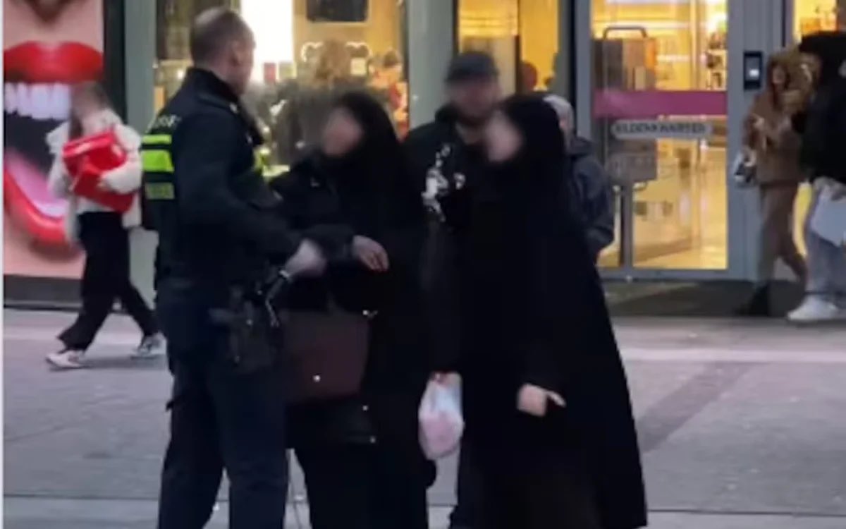 Sinds wanneer zijn moslims een ras en is de islam geen agressieve religieuze sekte? #dtv 
#moslims #islam #Utrecht #politie