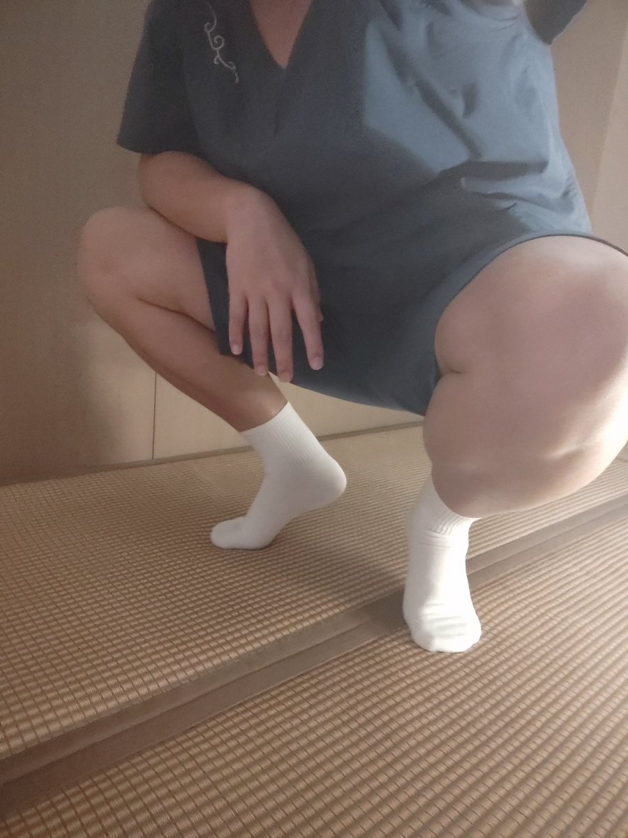 aeolusbear's tweet photo. 今天的图还没画完！就来点好看的白袜吧！ https://t.co/ATWeJXGDNW