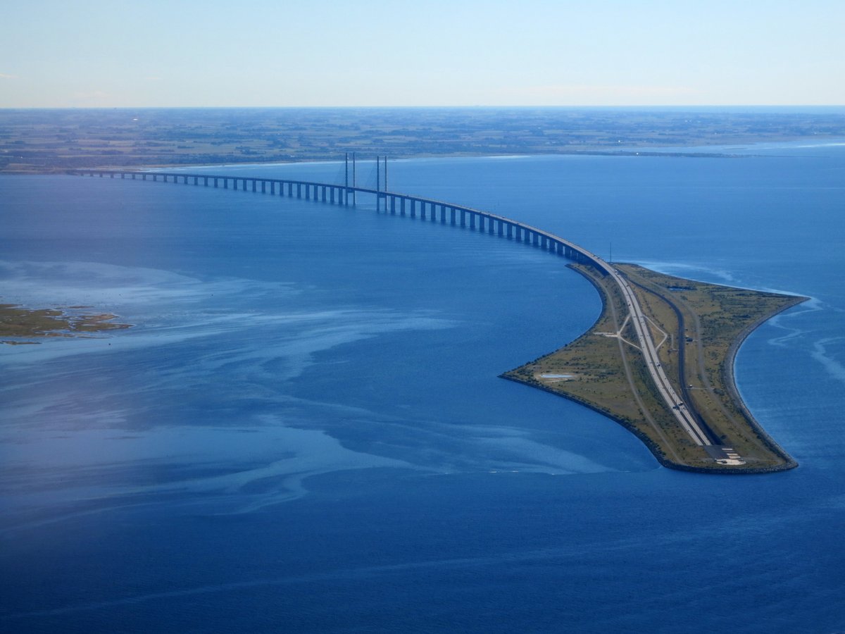 capbcon's tweet image. A bridge between Denmark and Sweden disappears into a tunnel — on purpose.

The Øresund Link runs ~16 km between Copenhagen and Malmö, combining an 8 km cable-stayed bridge, an artificial island (Peberholm), and a 4 km immersed tunnel. The main span stretches 490 m, carrying…