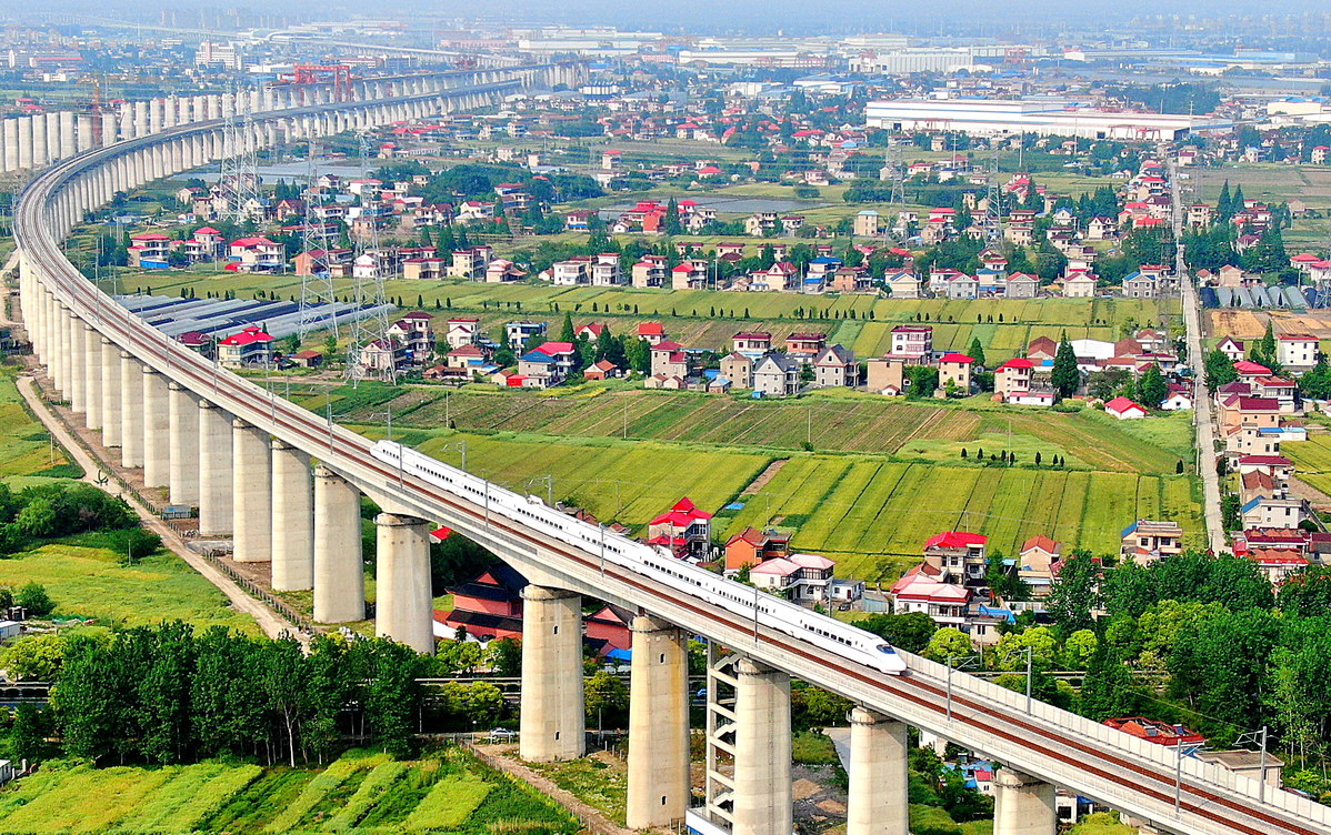 capbcon's tweet image. The world’s longest bridge exists to keep trains fast — not to cross water.

China’s Danyang–Kunshan Grand Bridge stretches 164.8 km, forming a continuous viaduct on the Beijing–Shanghai high-speed line. The structure carries trains at 300–350 km/h, with ~45,000 precast spans…
