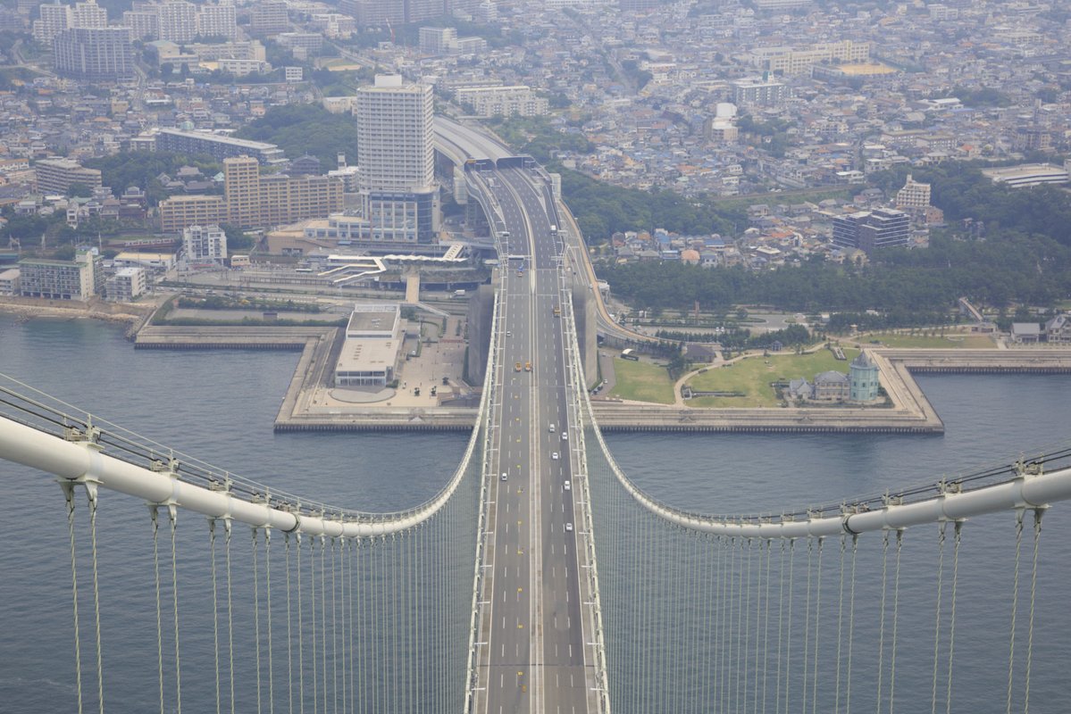 capbcon's tweet image. An earthquake made the world’s longest suspension bridge even longer — mid-construction.

Japan’s Akashi Kaikyō Bridge spans 1,991 m between towers, still the longest suspension span on Earth. During construction, the 1995 Kobe earthquake (M7.3) shifted the seabed, moving the…