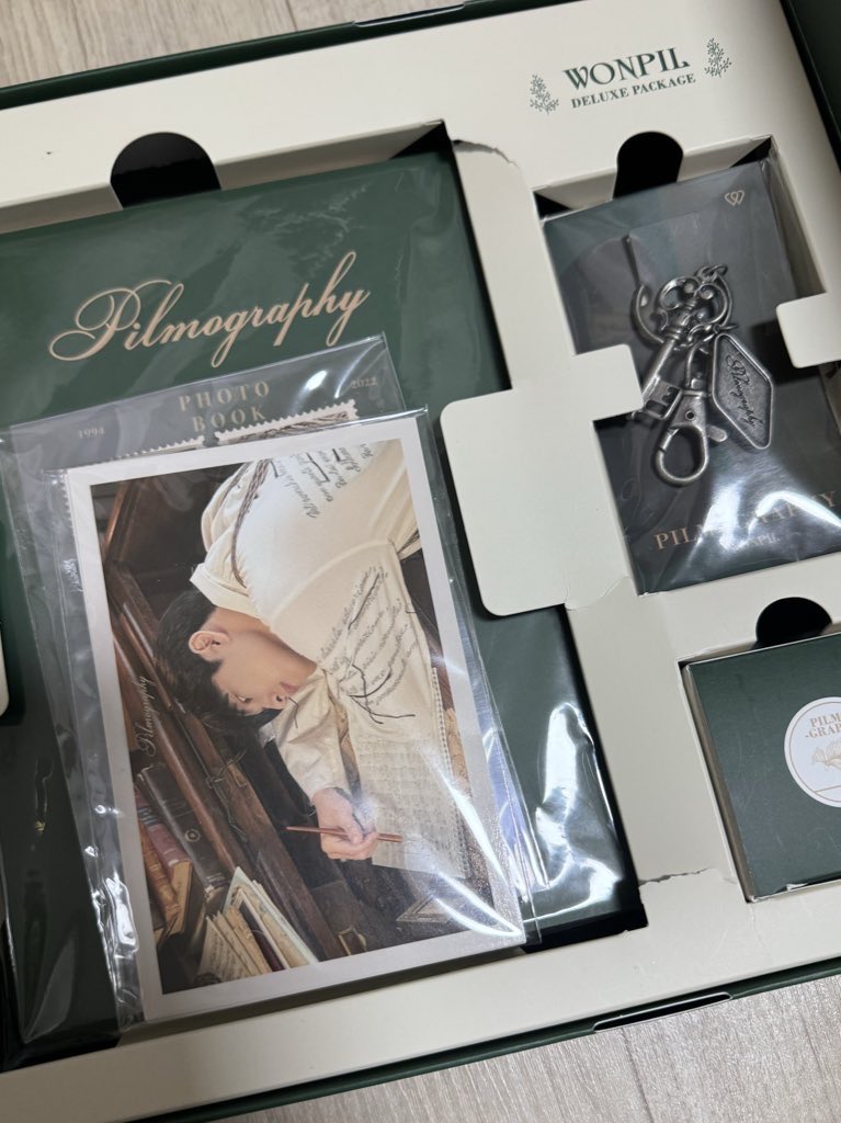 원필 필모그래피 한정반 앨범 양도 판매

🍡박스 겉면에 잔기스와 약간의 구겨짐 있어요
🍡 안에 박스 찢어져 있습니다ㅠㅠ (2번째사진)
🍡포토카드 제외 모든 구성품 입니다!!! 

택포 14에 양도해요!!