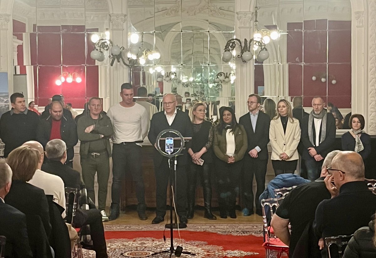 EpernayDemain's tweet photo. Éric Laurency présentait, hier soir, le projet et la liste d’Épernay demain. Un projet constructif et ambitieux pour une ville mieux gérée, plus sûre, plus dynamique, plus familiale, en meilleure santé, plus solidaire, plus accessible et plus vivante —> https://t.co/e0AefSjVId https://t.co/lBrjA1mH3D