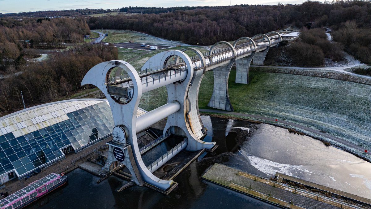capbcon's tweet image. Scotland lifts boats between canals by rotating a building — not opening locks.

The Falkirk Wheel connects the Forth &amp;amp; Clyde Canal to the Union Canal by raising vessels 24 m in a single rotation. Two water-filled caissons balance each other so perfectly that the 1,800-tonne…