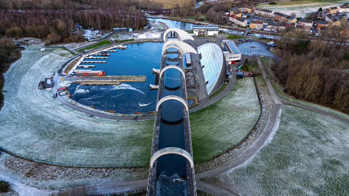 capbcon's tweet image. Scotland lifts boats between canals by rotating a building — not opening locks.

The Falkirk Wheel connects the Forth &amp;amp; Clyde Canal to the Union Canal by raising vessels 24 m in a single rotation. Two water-filled caissons balance each other so perfectly that the 1,800-tonne…