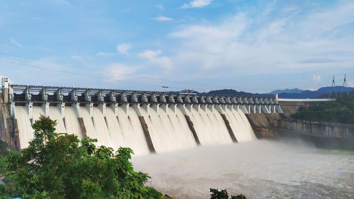capbcon's tweet image. One dam in India controls water for multiple states — through a canal network longer than many rivers.

The Sardar Sarovar Dam anchors the Narmada Valley Project, but the real scale sits downstream: a canal system stretching ~45,000 km, delivering irrigation and drinking water…