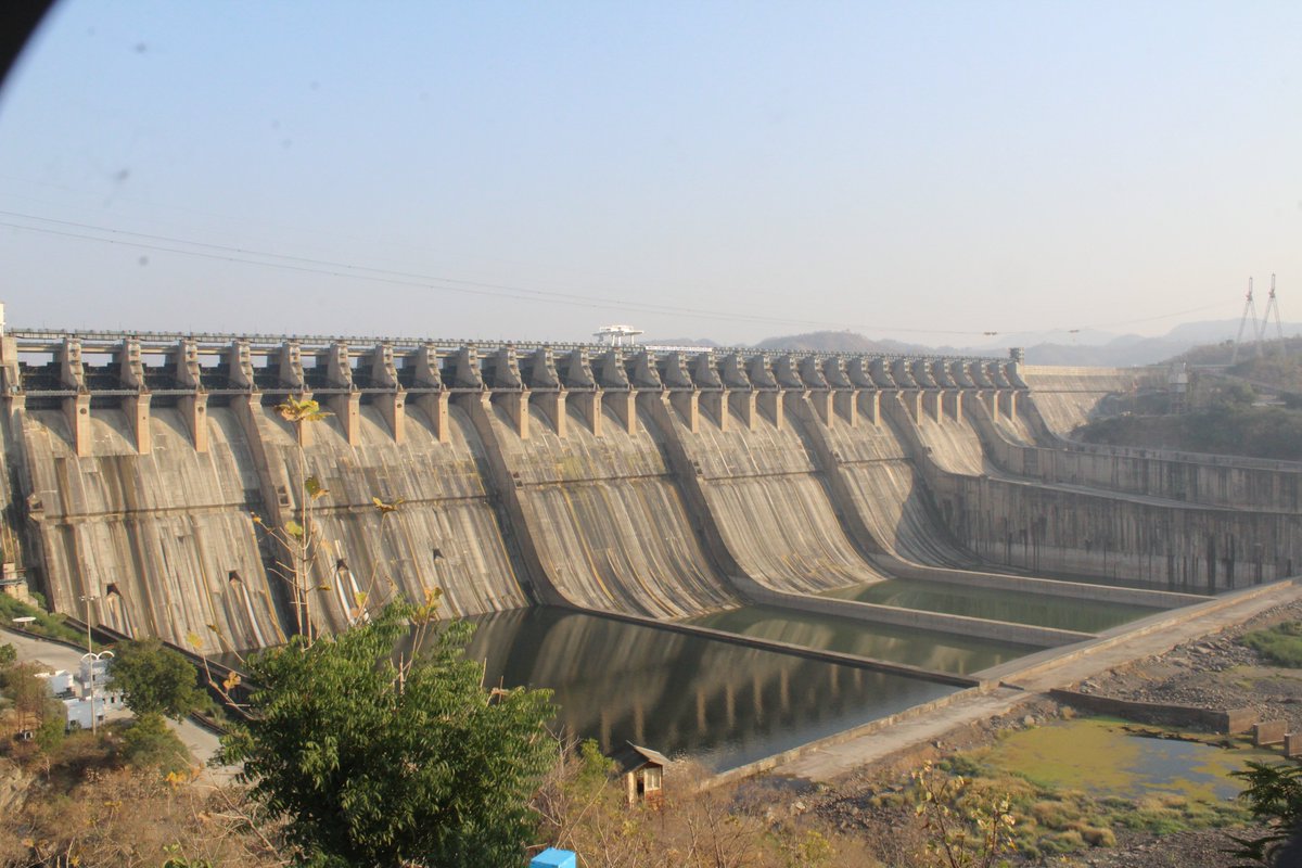 capbcon's tweet image. One dam in India controls water for multiple states — through a canal network longer than many rivers.

The Sardar Sarovar Dam anchors the Narmada Valley Project, but the real scale sits downstream: a canal system stretching ~45,000 km, delivering irrigation and drinking water…