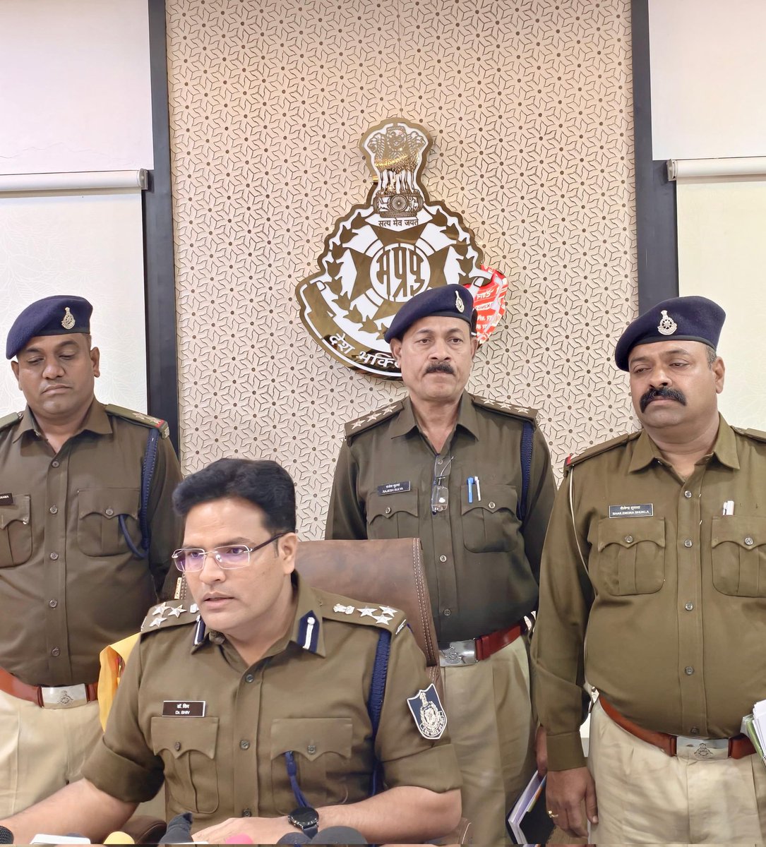 अंधे कत्ल का थांदला पुलिस ने किया मात्र 24 घंटे में खुलासा, 
पत्नी पर चरित्र शंका करना बना हत्या की वजह।
<a href="/DGP_MP/">DGP MP</a> <a href="/MPPoliceDeptt/">Madhya Pradesh Police</a> <a href="/mohdept/">Home Department, MP</a> <a href="/IGP_INDORE/">IG INDORE (RURAL)</a>