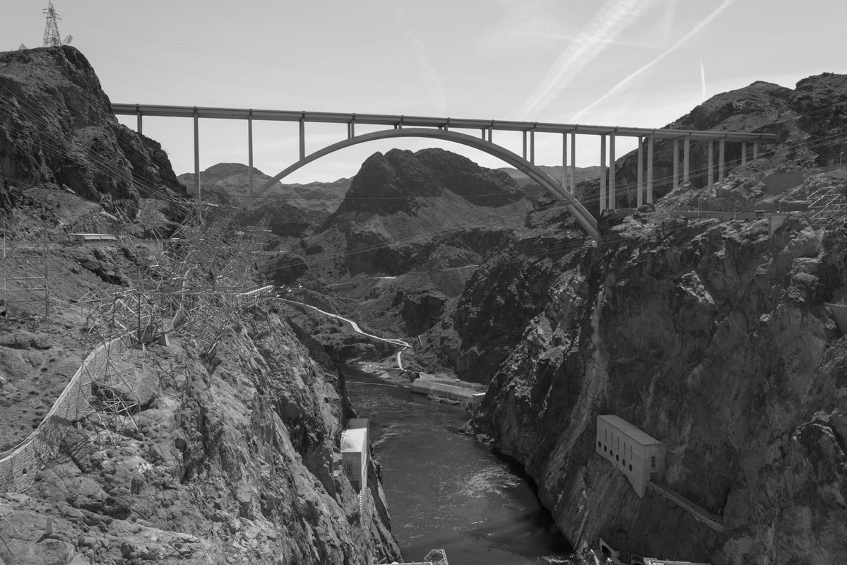 capbcon's tweet image. The Hoover Dam bypass wasn’t a bridge project — it was a risk-removal project.

The Mike O'Callaghan–Pat Tillman Memorial Bridge carries U.S. Route 93 270 m above the Colorado River, with a 579 m total length and a 323 m concrete arch span, making it one of the longest concrete…