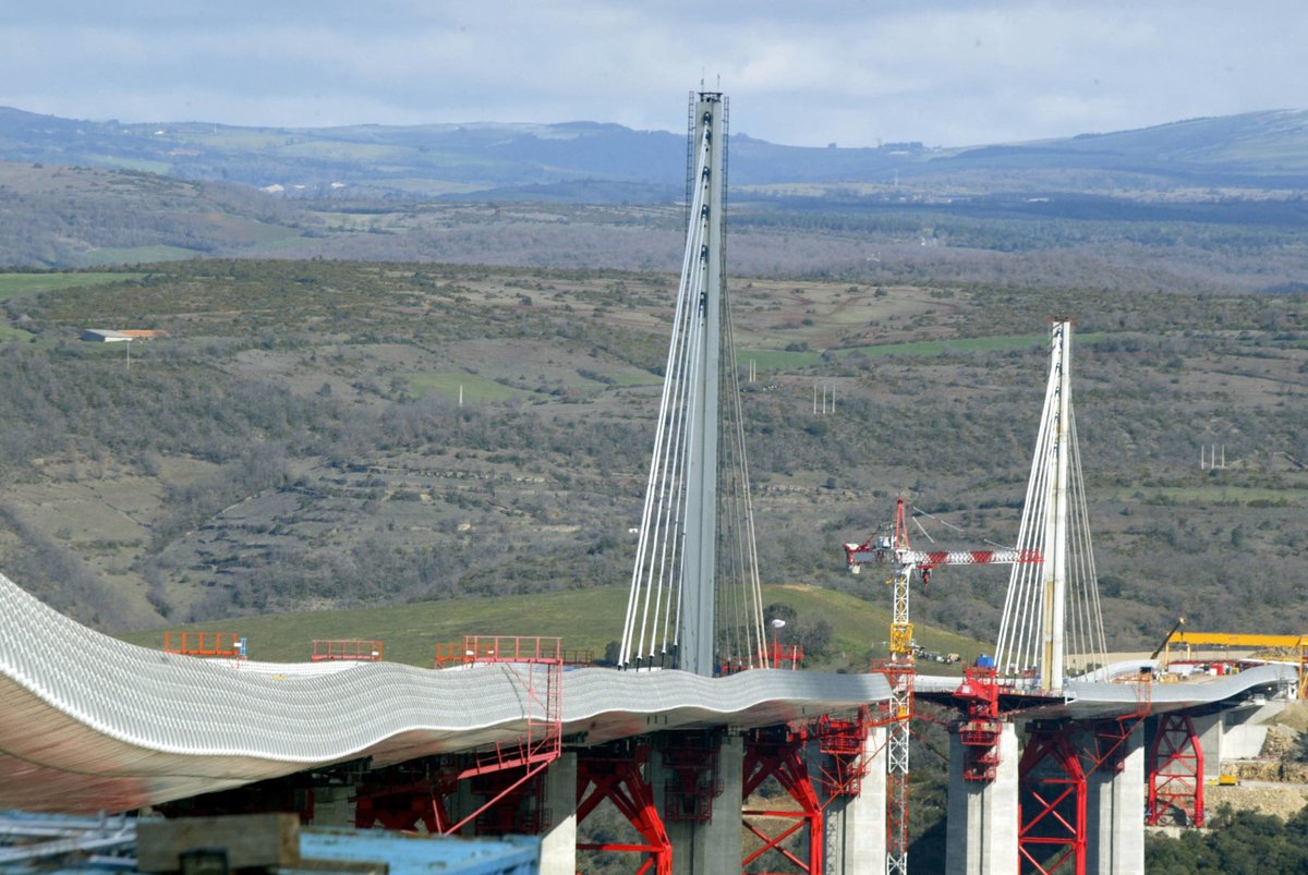 capbcon's tweet image. France solved a national traffic bottleneck by lifting a highway into the clouds.

The Millau Viaduct carries the A75 motorway 270 m above the Tarn Valley, making it the tallest bridge in the world. The structure is 2,460 m long, supported by 7 pylons, with the tallest pier…