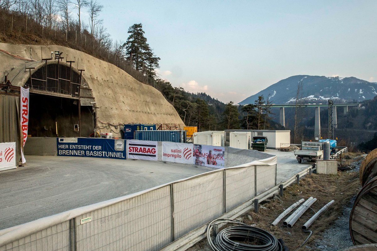 capbcon's tweet image. Europe’s longest underground rail project is being built almost entirely below ground — with numbers driving every decision.

The Brenner Base Tunnel will run 64 km between Innsbruck (Austria) and Fortezza (Italy), extending to ~230 km including access tunnels. Main tunnel tubes…