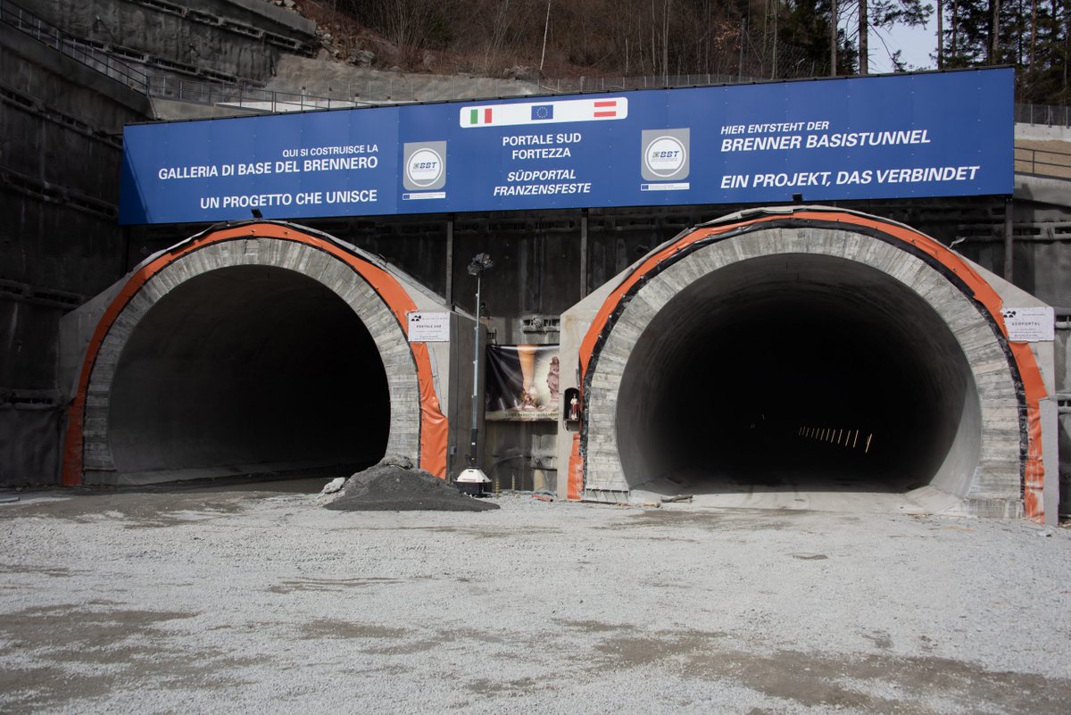 capbcon's tweet image. Europe’s longest underground rail project is being built almost entirely below ground — with numbers driving every decision.

The Brenner Base Tunnel will run 64 km between Innsbruck (Austria) and Fortezza (Italy), extending to ~230 km including access tunnels. Main tunnel tubes…