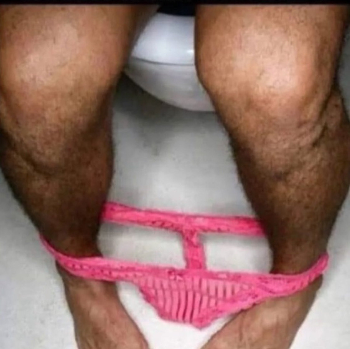 RenzoGracieBJJ's tweet image. Homem que chama o Bolsonaro de Bozo urina dessa forma.. 🤣🤣🤷🏻‍♂️🙈🖕🏼🖕🏼🖕🏼