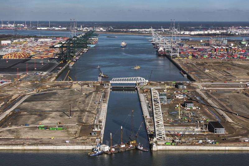 capbcon's tweet image. Europe’s largest lock was built to remove a single capacity bottleneck — with dimensions doing the work.

At the Port of Antwerp, the Kieldrecht Lock (Deurganckdoksluis) measures 500 m long, 68 m wide, with a sill depth of 17.8 m, making it one of the biggest locks on the planet.…