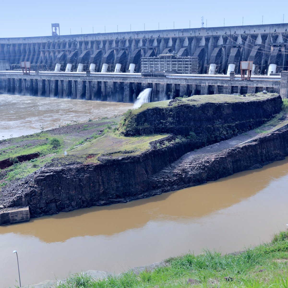 capbcon's tweet image. One dam on the Brazil–Paraguay border still sets the benchmark for hydropower output — by raw numbers.

The Itaipu Dam spans 7.9 km across the Paraná River and operates 20 Francis turbines, each rated at 700 MW, for a total installed capacity of 14 GW. The concrete gravity…