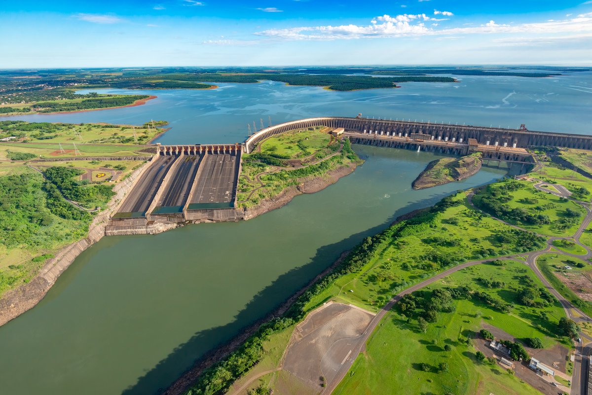 capbcon's tweet image. One dam on the Brazil–Paraguay border still sets the benchmark for hydropower output — by raw numbers.

The Itaipu Dam spans 7.9 km across the Paraná River and operates 20 Francis turbines, each rated at 700 MW, for a total installed capacity of 14 GW. The concrete gravity…