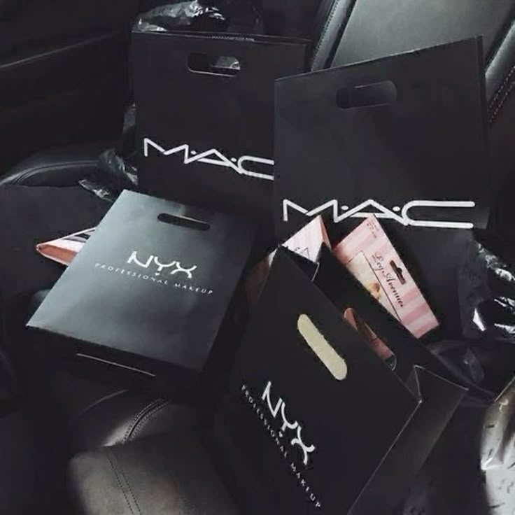 chanellique's tweet photo. Today: black coffee &amp; running errands while listening to EsDeeKid https://t.co/0CUl0DNnfT